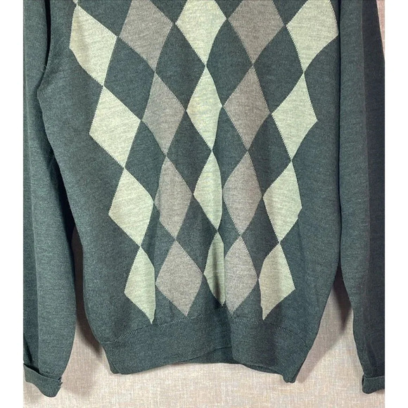 Saks Fifth Avenue 100% Extra Fine Merino Wool Mens Sweater Argyle Green M V neck - Picture 2 of 11